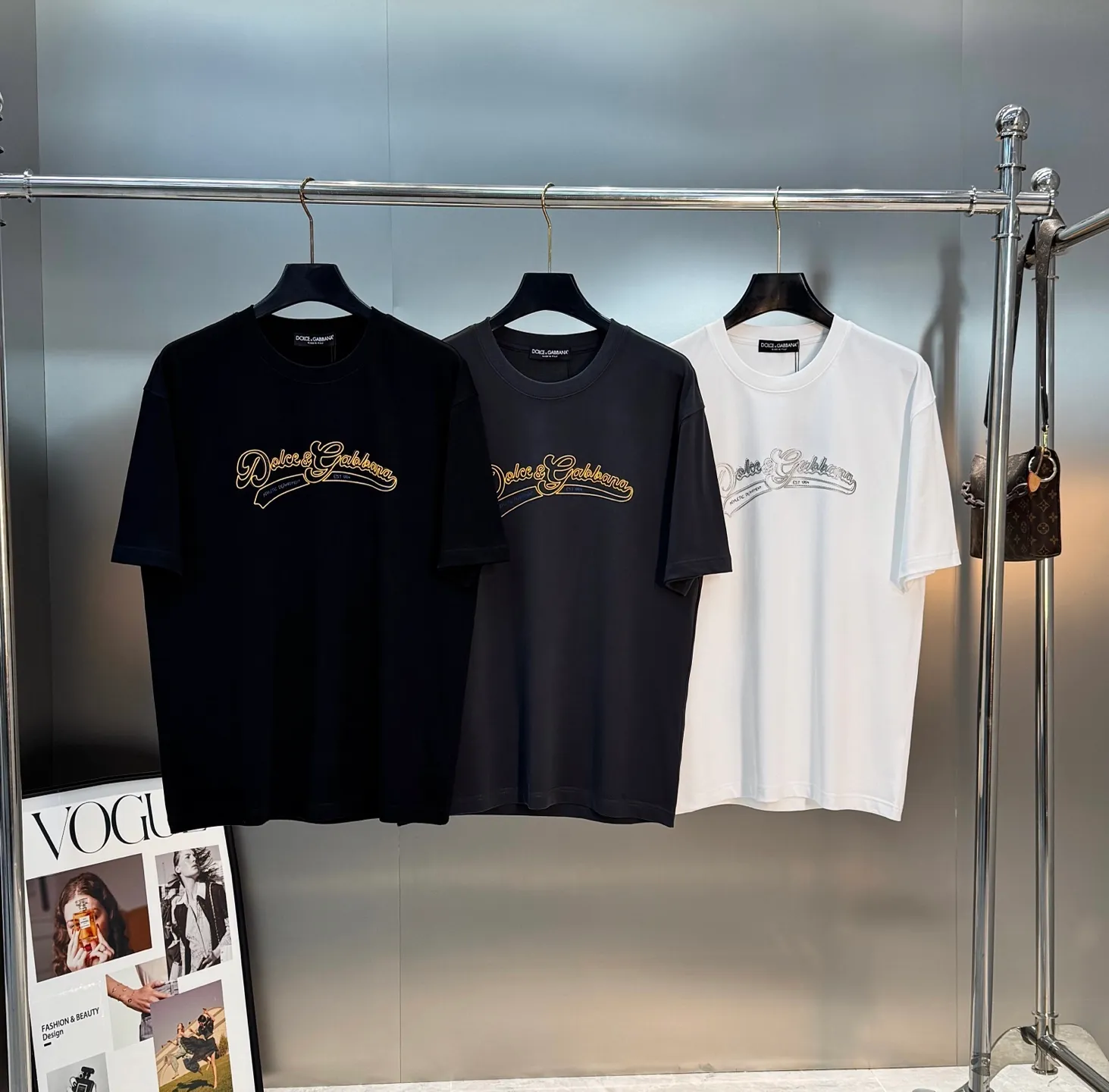 180 ⚜️ Dolce & Gabbana New Arrival T ， Same Style❤️ +“ATHLETIC DEPARTMENT EST ” ，Retro ！ . Breathable， White、Black、Dark Gray ， Gold Gray ， 。 ， ， . ！Sizes：S-3XL ❗️（175/145 L）